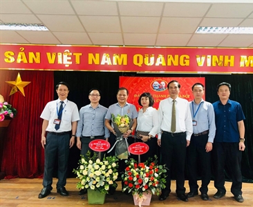 Đồng chí Nguyễn Quang Trung - Viện trưởng Viện KSND quận Ba Đình nhận Huy...